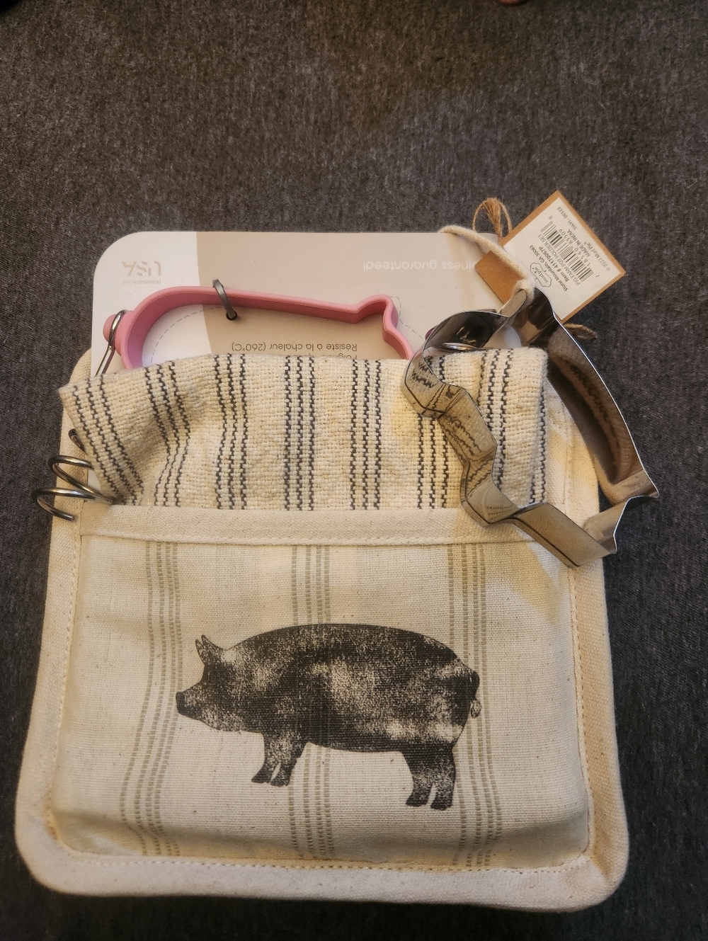 Pig-Themed Kitchen Set with Oven Mitt & Potholder - Picture 3 of 5